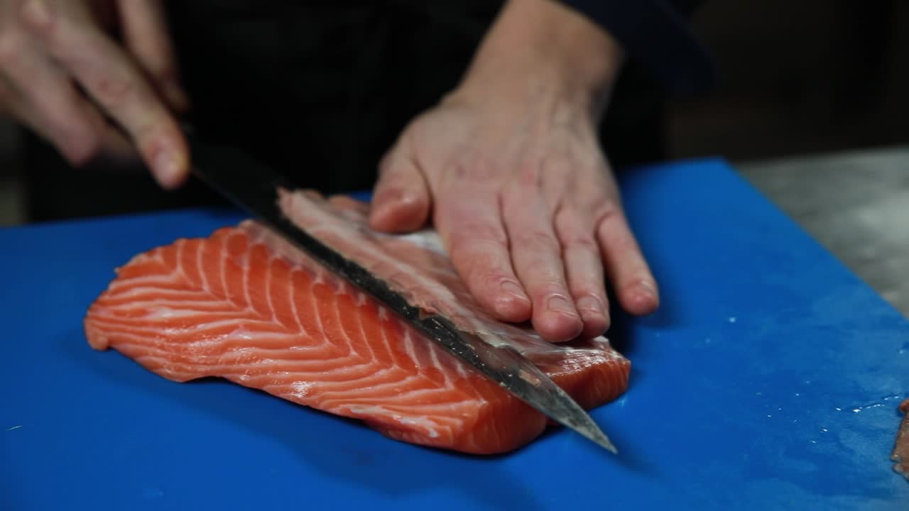 chef preparando salmón crudo