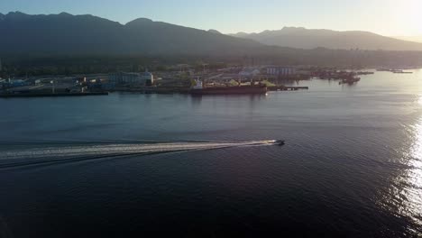 Speedboat-Cruising-Across-The-Burrard-Inlet-In-Vancouver,-Canada-On-A-Sunrise