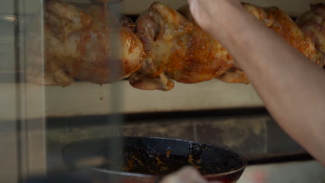 pollo asado girando lentamente en el horno