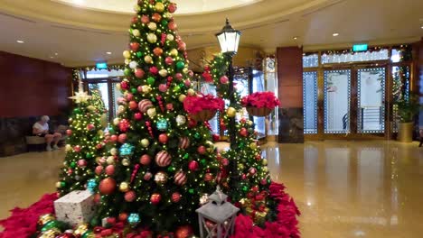 rotating view of a decorated christmas tree