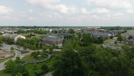 Distrito-Residencial-En-Lawrence,-Kansas,-Estados-Unidos,-Vista-Aérea-De-Drones,-Día,-Plataforma-Rodante