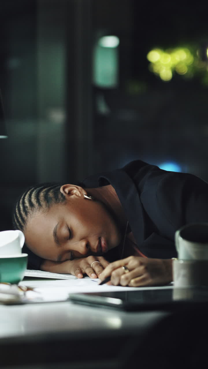 Imprenditrice esausta che dorme sulla scrivania durante il lavoro a tarda notte