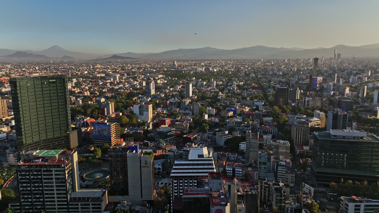 sobrevuelo cinematográfico v11 aéreo de la ciudad de méxico a través de los barrios del sur de juárez y roma norte capturando el populoso paisaje urbano del centro al atardecer con luz dorada del sol - filmado con mavic 3 cine - diciembre de 2021