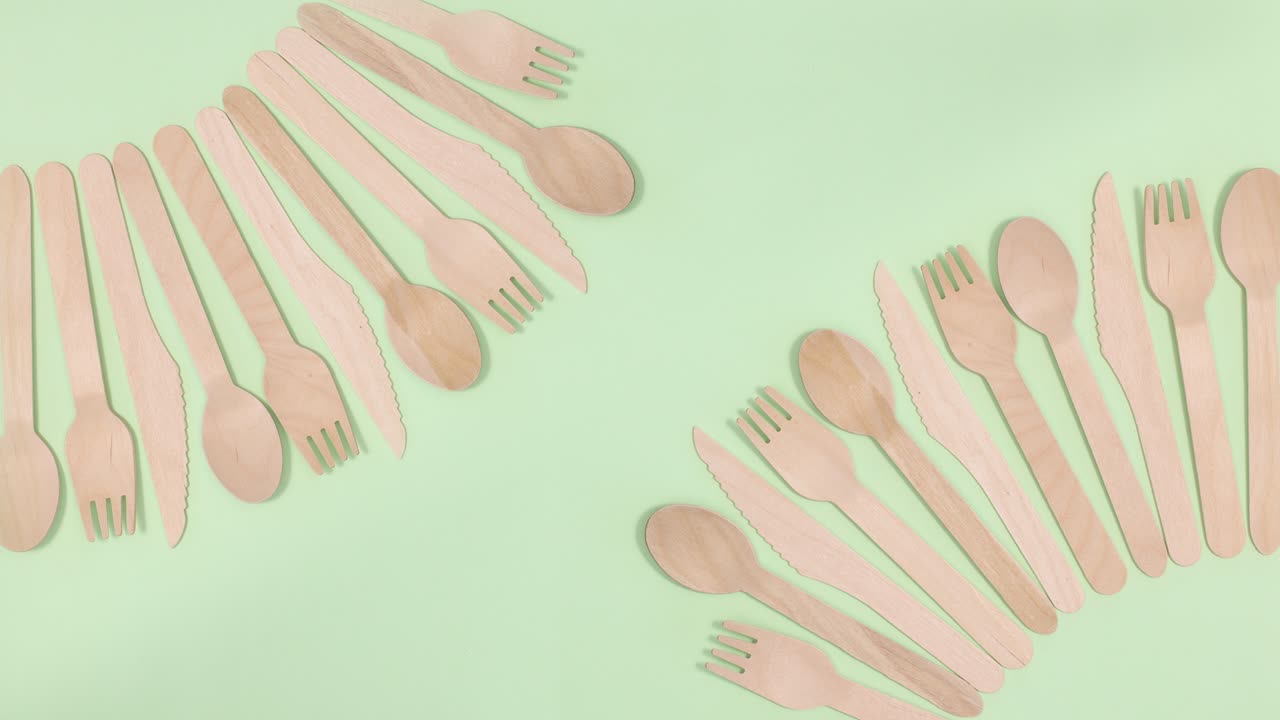 utensilios de comida ecológicos y sin residuos hechos de madera de bambú en dos lados de tema verde.