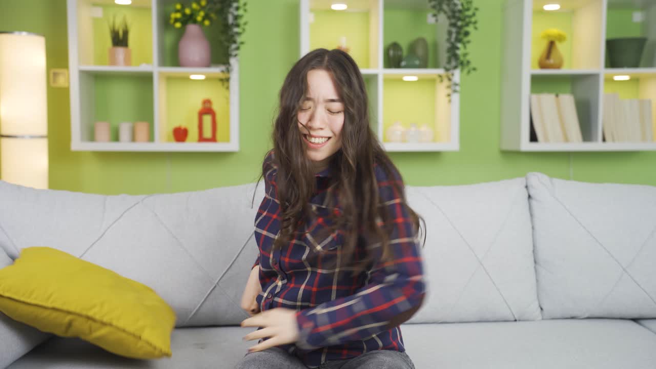 신경 ⁇ 약을  ⁇ 고 있는 아시아 젊은 여성.