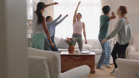 Feliz-Familia-Multirracial-Bailando-En-Casa-Divirtiéndose-Disfrutando-Del-Baile-Celebrando-Un-Fin-De-Semana-Emocionante-Juntos-Vistiendo-Pijamas