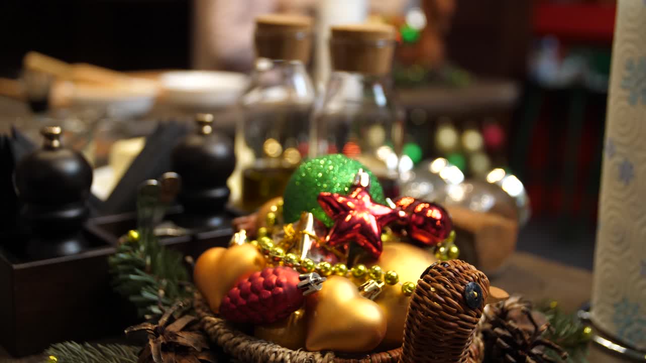 레스토랑 테이블 에 있는 크리스마스 장식