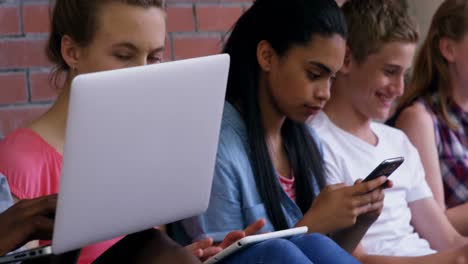 escolares que usan aparatos electrónicos en las instalaciones escolares 4k