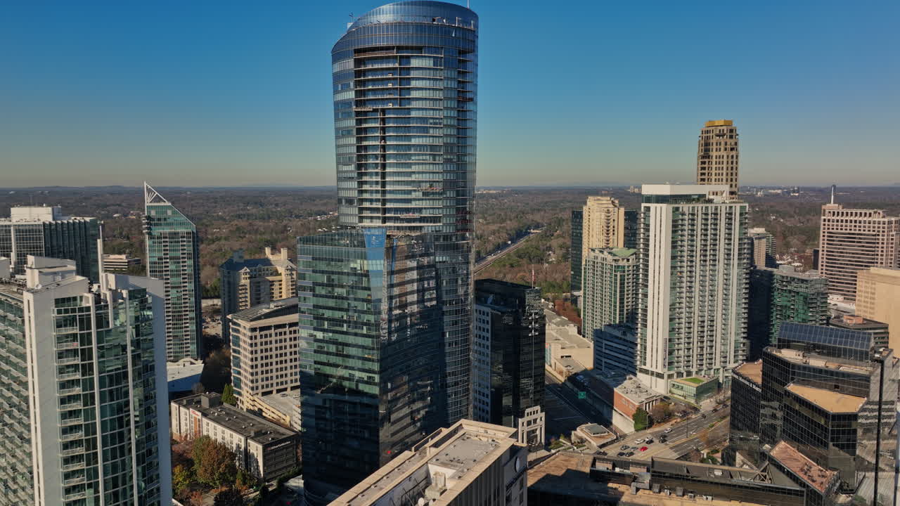 atlanta aérea v774 dolly en una toma del paisaje urbano del distrito comercial y residencial de la zona alta, volar a través de un edificio de gran altura que conduce a la vista del tráfico de la autopista - filmada con el cine mavic 3 - diciembre de 2021