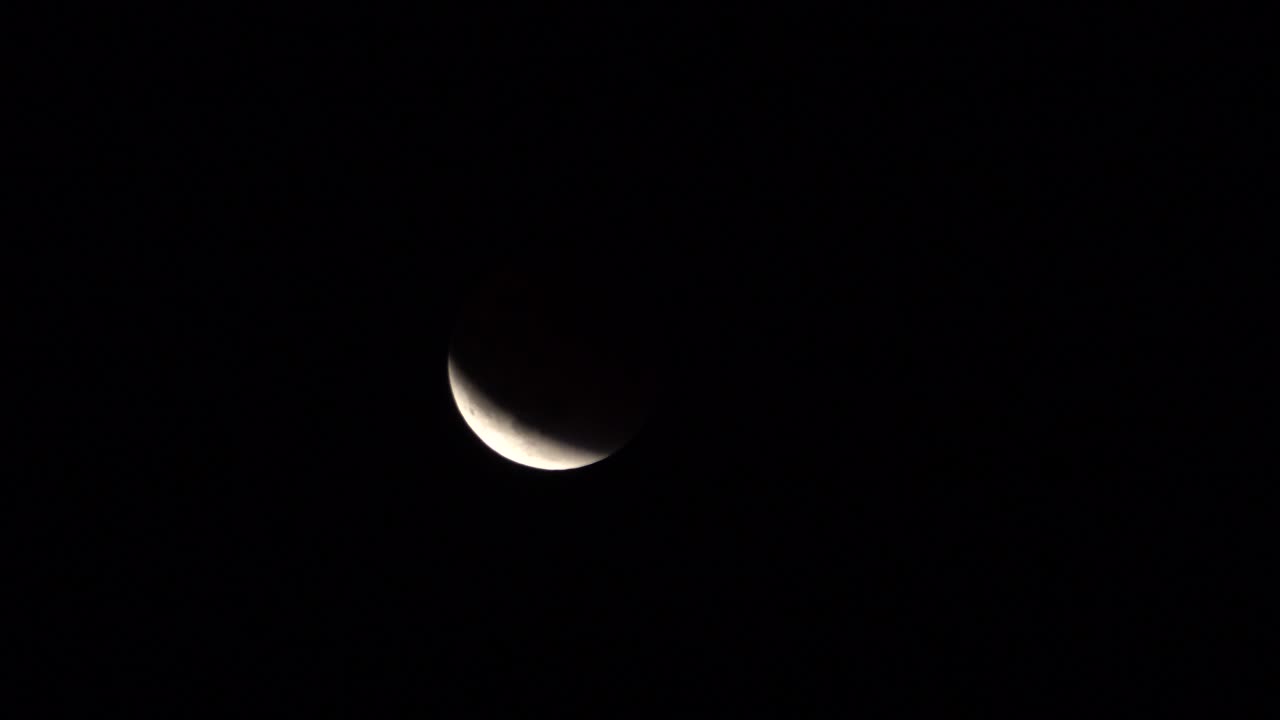 Lua Crescente Brilhante em um Céu Noturno Escuro