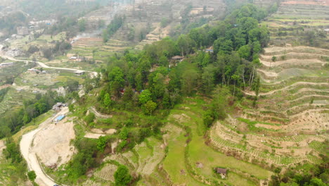 Imágenes-Aéreas-De-Agricultura-Escalonada-O-Agricultura-En-Terrazas-Y-Camino-De-Tierra-En-Un-área-Remota-En-Las-Montañas