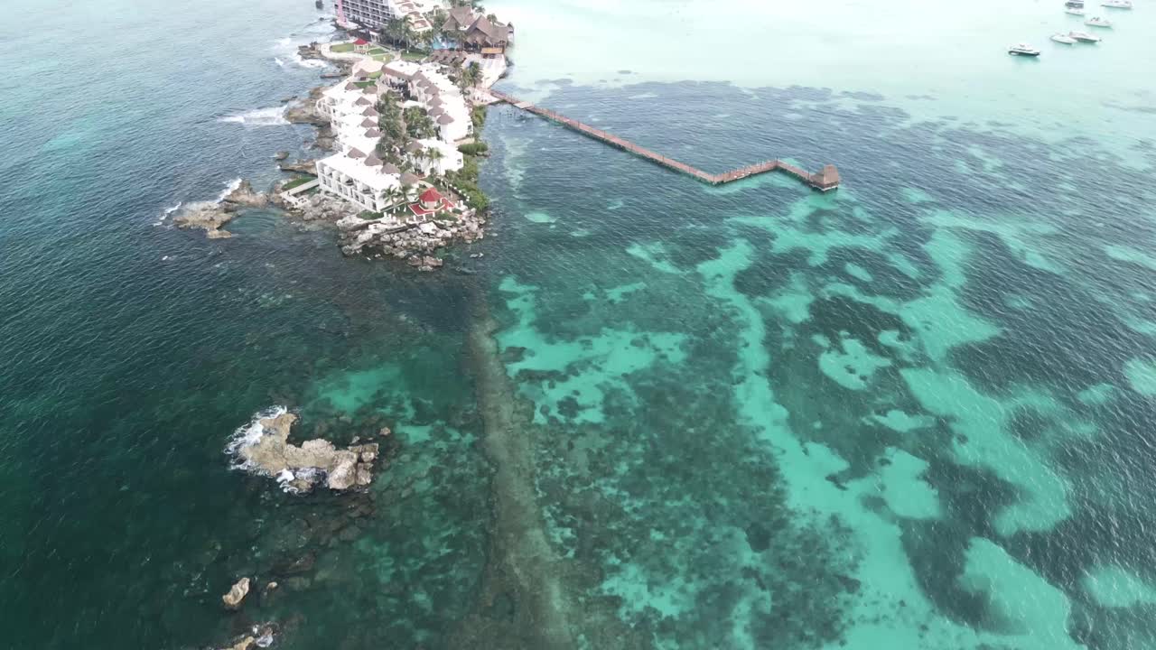 aerial por encima de la isla mujeres méxico mar caribe península de yucatán riviera maya centro turístico de drones océano agua limpia playas prístinas vacaciones tropicales