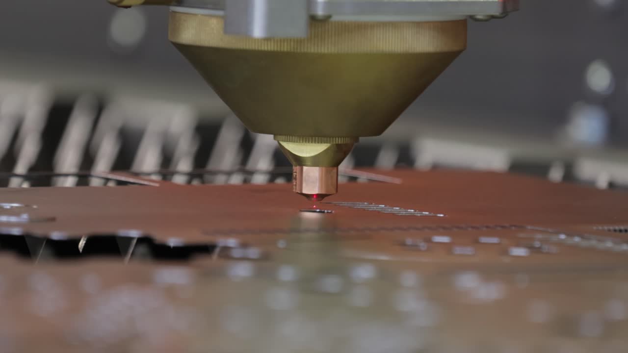 corte láser cnc de metal, tecnología industrial moderna. pequeña profundidad de campo. advertencia - disparo auténtico en condiciones desafiantes.