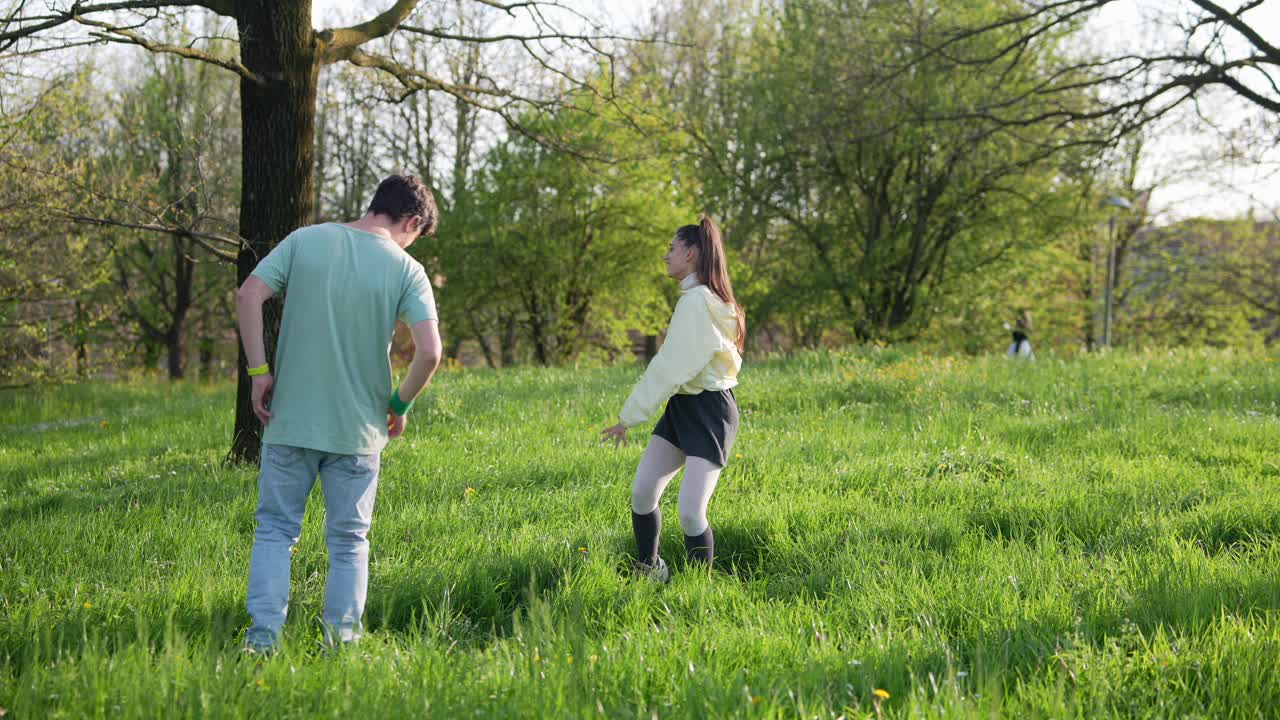 공원 에서 빛 이 내리는 날 을 즐기는 부부