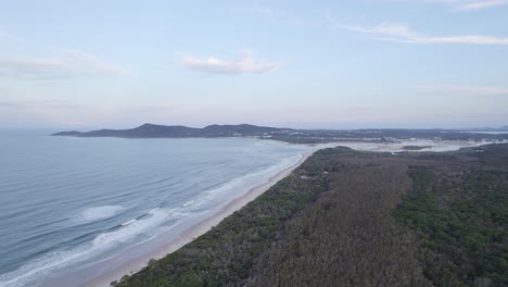 Volando-Sobre-El-Campamento-Boscoso-De-La-Playa-De-La-Costa-Norte-De-Noosa