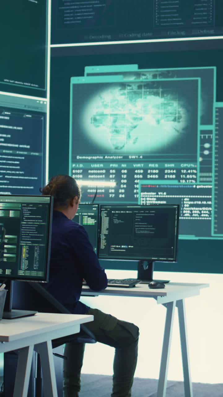 Programmerere som analyserer data og kode på flere skjermer i et høyteknologisk kontor
