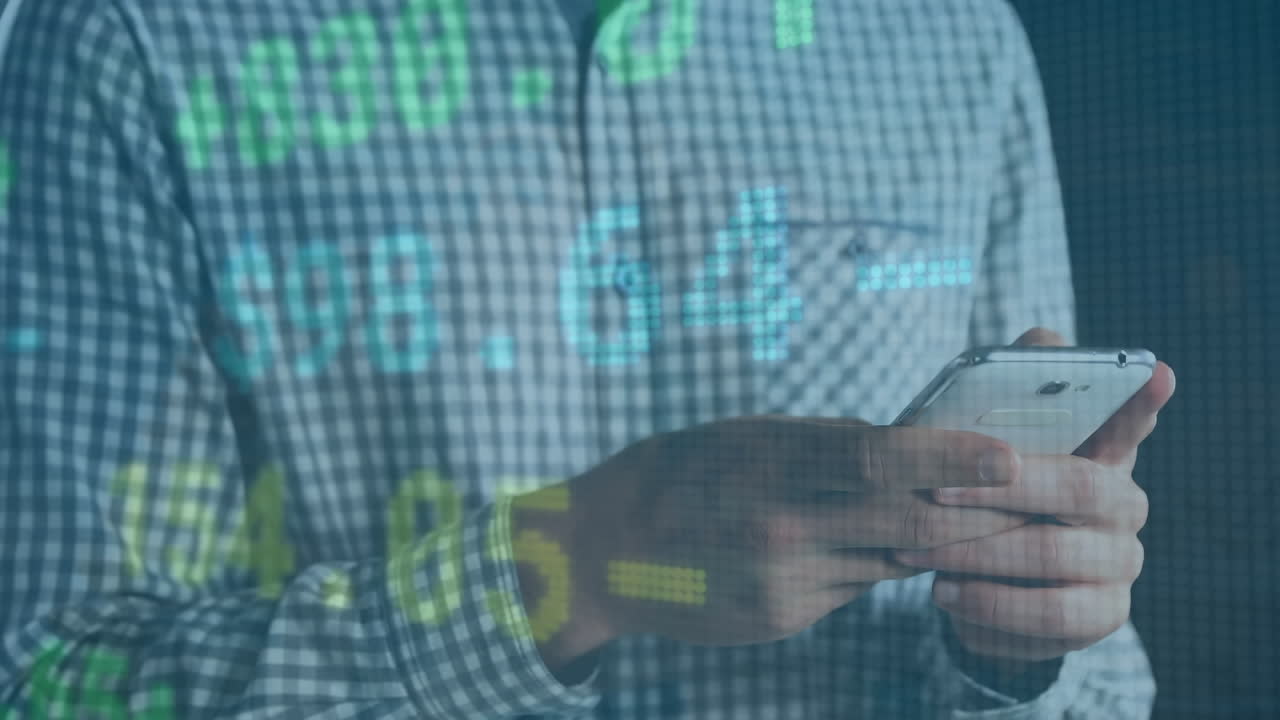 animación del procesamiento de datos del mercado de valores contra la sección media de un hombre usando un teléfono inteligente.