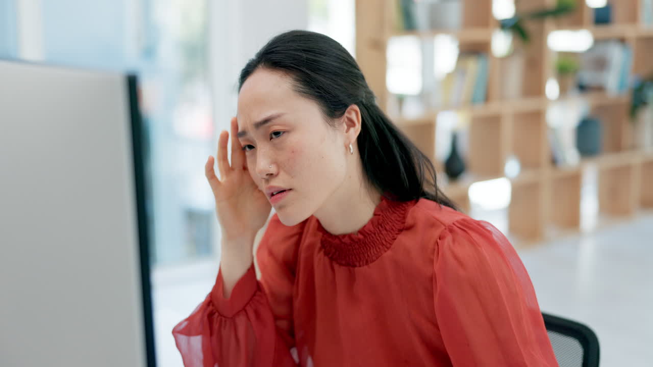 스트레스, 두통, 그리고 사무실에 있는 아시아 여성