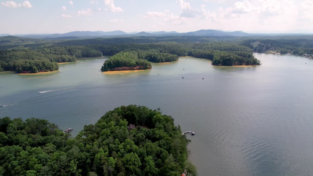 retirada aérea sobre el embalse del lago james cerca de morganton nc, carolina del norte
