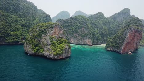 vista aérea de drones en la exótica isla de koh phi phi leh, parte trasera de la laguna de la playa de maya bay, acantilados de piedra caliza sobre el mar tropical, tailandia