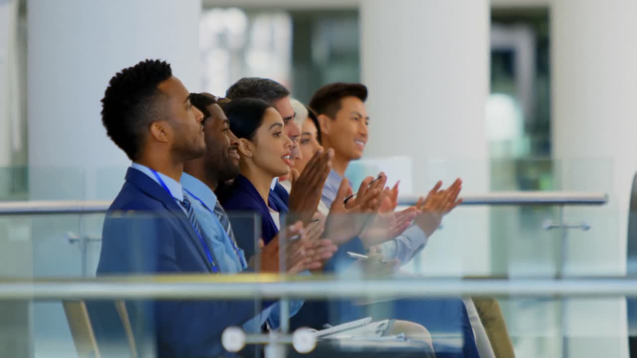 비즈니스 세미나에서 박수를 치는 사업가들 4k