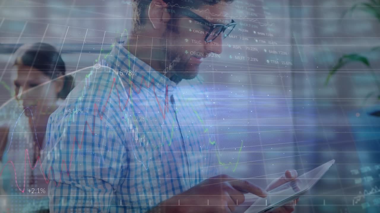 Animasjon av finansiell databehandling over en kvinne som bruker nettbrett