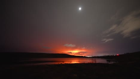 Erupción-Del-Volcán-Por-La-Noche-Con-Coches-Conduciendo-Por-La-Carretera