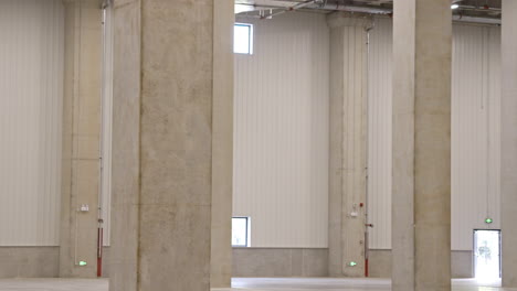 interior pillars in empty warehouse distribution center