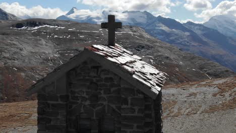 Drone-Aéreo-Orbitando-Alrededor-Del-Campanario-De-La-Pequeña-Iglesia-De-Piedra,-Paso-De-Montaña-Col-De-L&#39;iseran,-Francia