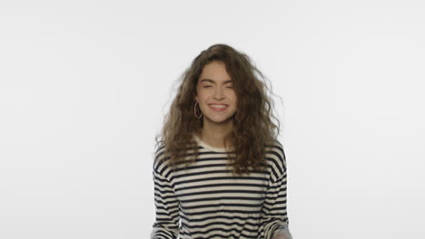 mujer feliz disfruta de la victoria en el estudio blanco