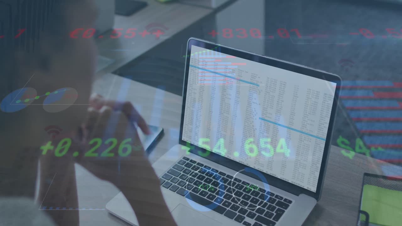 animazione dell'elaborazione dei dati finanziari sulla vista posteriore di una donna caucasica che usa un portatile in ufficio.