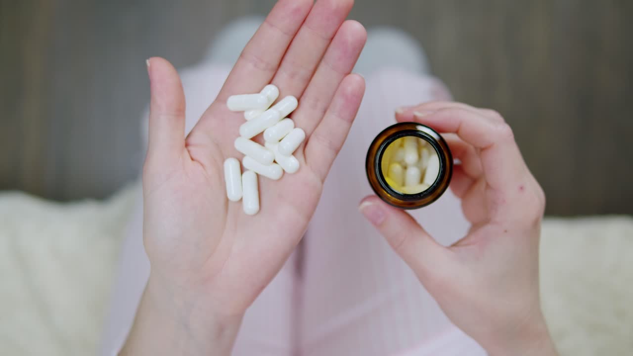 persona que toma un medicamento