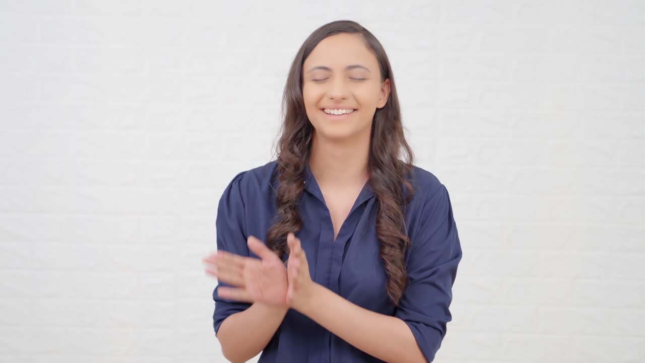 una joven india adorando a dios.
