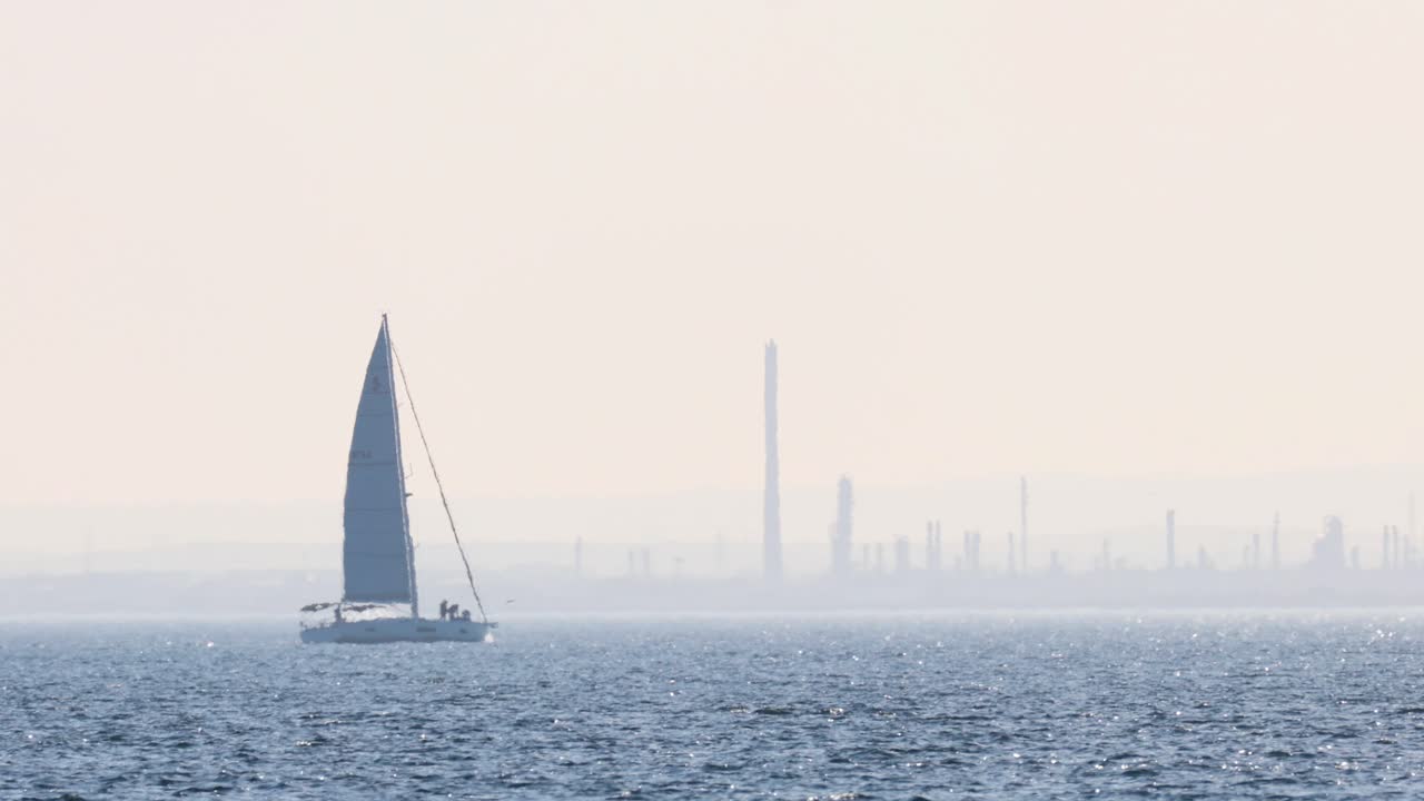 멜버른 근처 의 바다 를 가로질러 날아다니는 선박