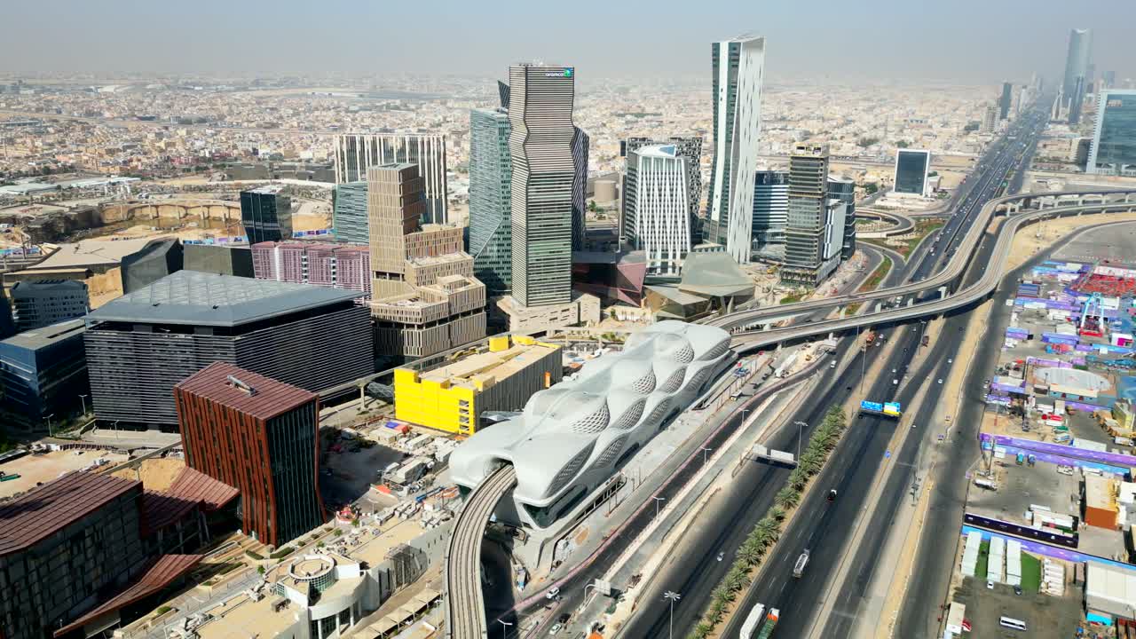 el distrito financiero del rey abdullah, el horizonte de la ciudad y la estación de metro en arabia saudita