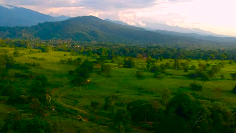 Vista-Aérea-De-Un-Hermoso-Paisaje-Con-Montañas