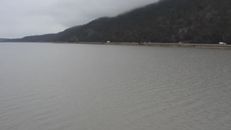 Un-Dron-Vuela-Sobre-El-Lago-George-Hacia-Los-Vehículos-Que-Circulan-Por-La-Autopista-Cerca-De-Canberra.