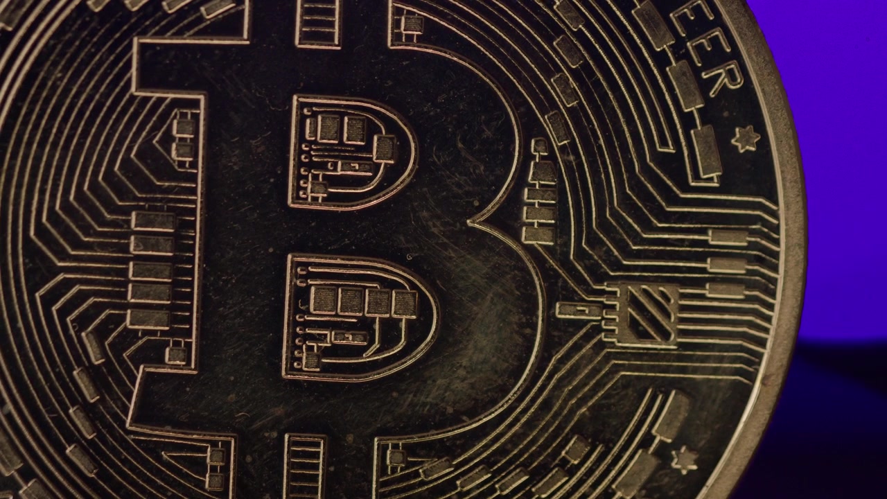 A criptomoeda de contrato inteligente, Ethereum, girando em direção a uma luz reflexiva. 4K. Close-up e entrando em foco lentamente. Bolas de bokeh laranja ao fundo