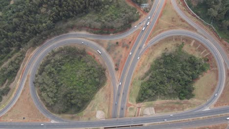 vista superior del tráfico en el intercambio de hojas de trébol de la autopista de circunvalación del sur de nairobi