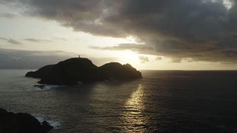 Mujer-Viendo-La-Puesta-De-Sol-Desde-Porto-Santo-Mirando-La-Silueta-De-La-Isla