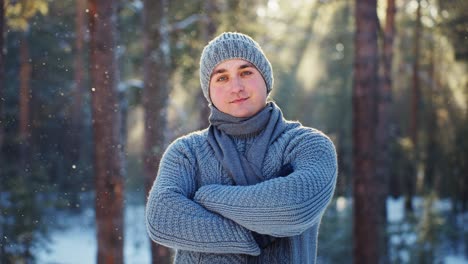 hombre en un bosque de invierno