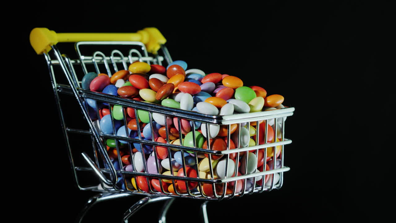dulces en un carrito de compras en un video de 4k de fondo negro