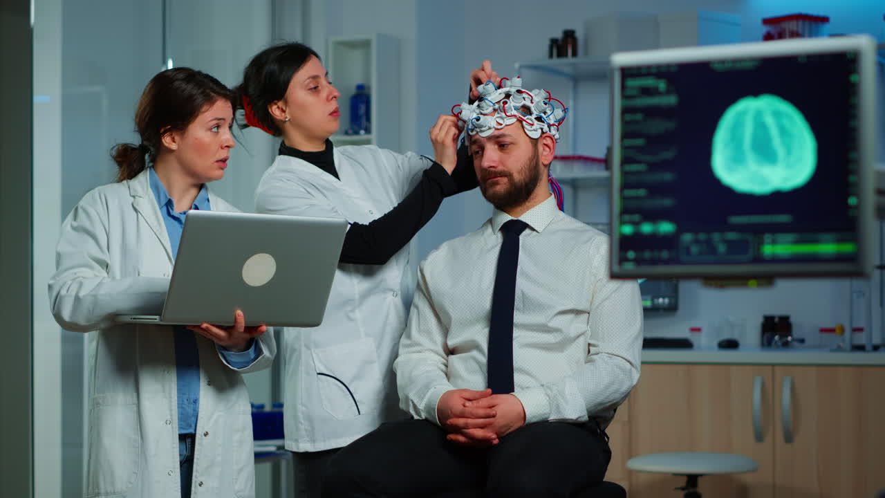 equipo de investigadores neurológicos que trabajan juntos desarrollando un tratamiento