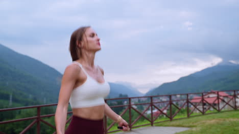 mujer saltando la cuerda al aire libre