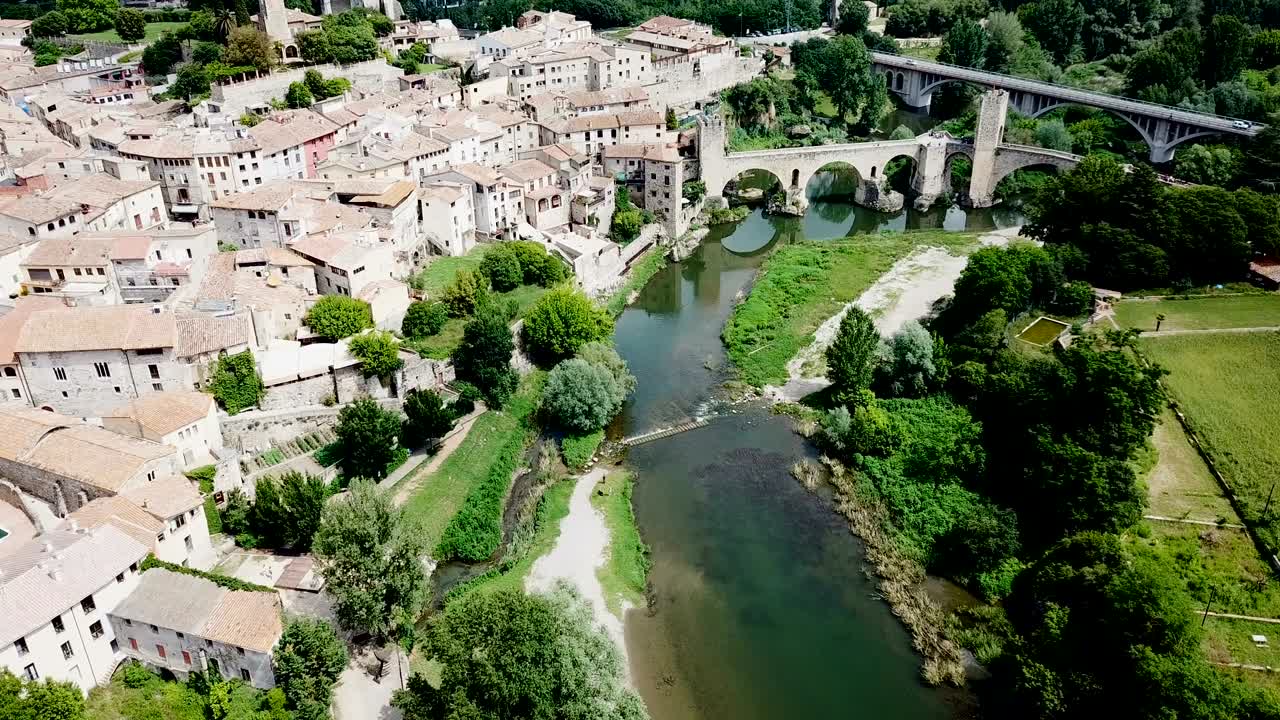 centro histórico de besalu con puente románico sobre el río fluvia