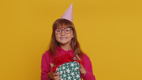 Niña-Feliz-Recibe-Y-Abre-Una-Caja-De-Regalo-Y-Un-Regalo-Sorpresa-De-Cumpleaños-Inesperado-Y-Sonriente