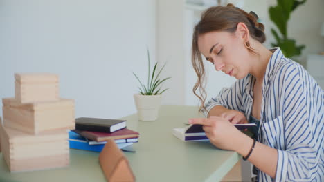 Überarbeitete-Studentin-Lernt-Lesen-Am-Schreibtisch