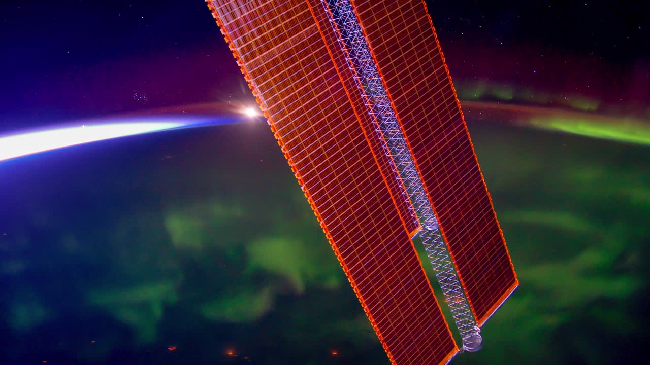 오로라와 별들이 있는 지구 행성의 모습입니다.