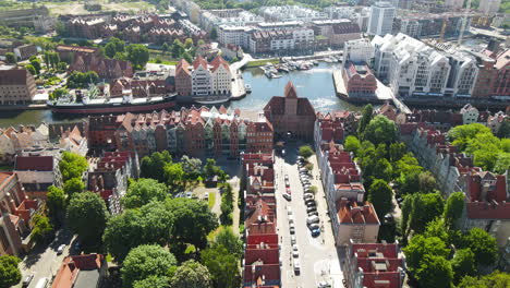 saque la antena sobre el casco histórico de gdansk, polonia - lo nuevo se encuentra con la arquitectura antigua