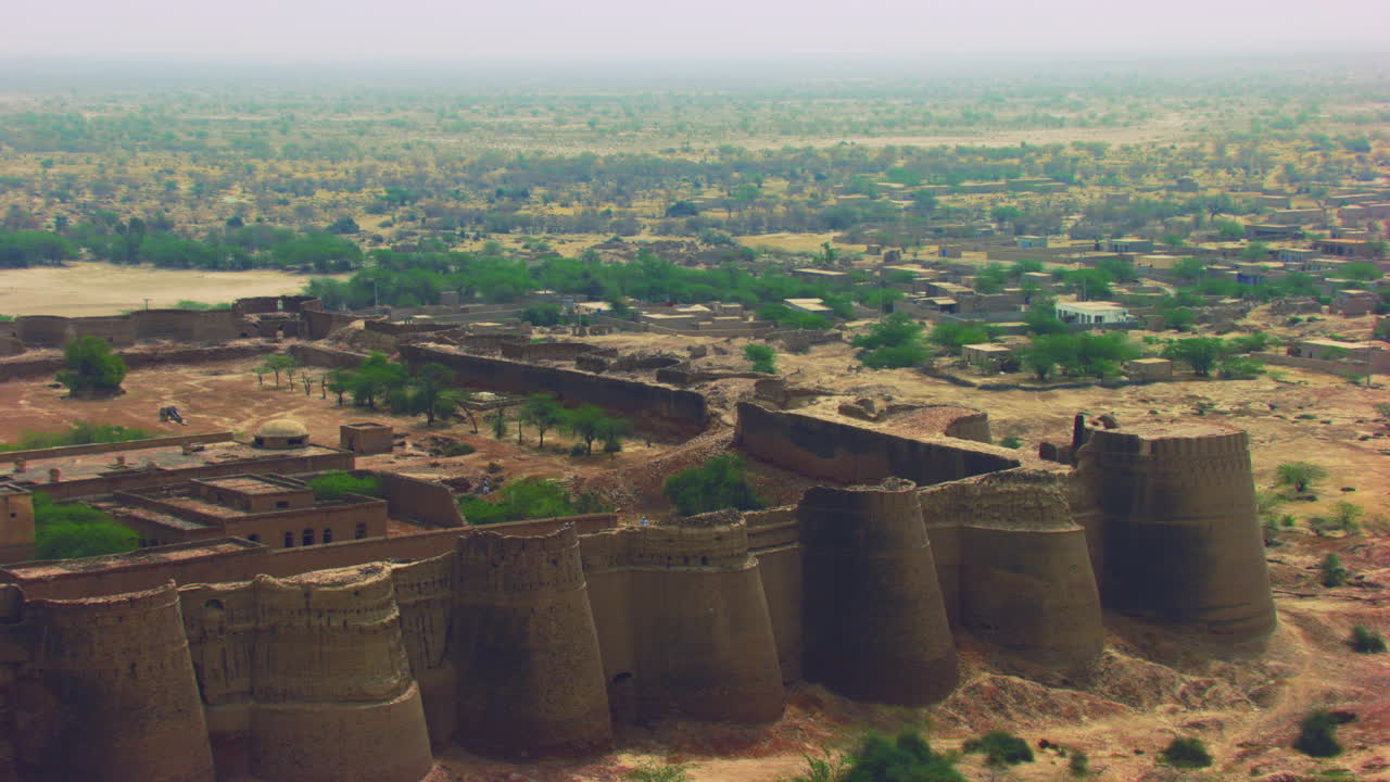 Volo aereo sopra la fortezza di Derawar, di importanza storica, una struttura enorme e imponente nel cuore del deserto del Cholistan, situata a sud della città di Bahawalpur, Pakistan.